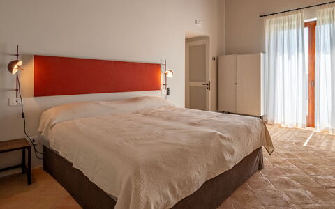 Tenuta Orsini 9+3: Meubilair, Bed, Interieur Ontwerp, Slaapkamer, Muur, Laken, Bedding, Verdieping, Flooring, Hout