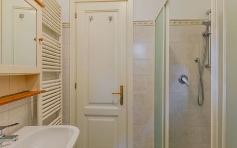 La Finestra sul Lago: Muur, Flooring, Hout, Verdieping, Loodgieterswerkinrichting, Interieur Ontwerp, Deur, Badkamer, Kamer, Loodgieter