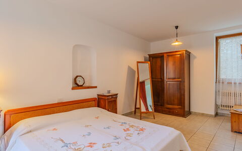 La Finestra sul Lago: Bed, Slaapkamer, Meubilair, Interieur Ontwerp, Muur, Laken, Hout, Verdieping, Bedding, Plafond