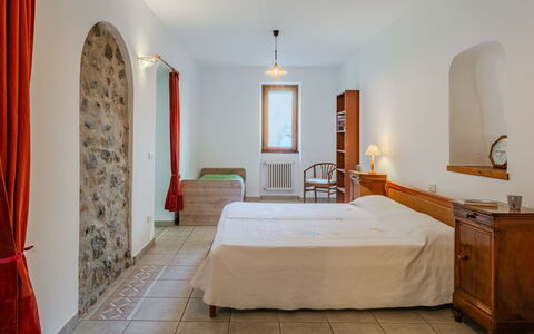 La Finestra sul Lago: Muur, Meubilair, Interieur Ontwerp, Plafond, Flooring, Verdieping, Slaapkamer, Bed, Kamer, Verlichting