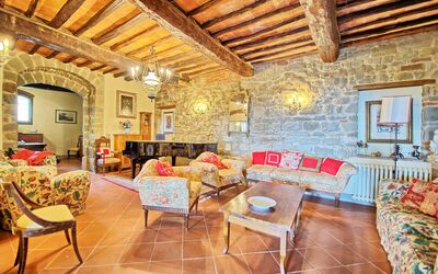 Villa Montescalari: Eigendom, Kamer, Gebouw, Interieur Ontwerp, Meubilair, Woonkamer, Onroerend Goed, Plafond, Huis, Huis