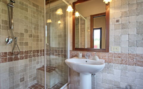 Villa Ulivi: Spiegel, Loodgieterswerkinrichting, Kraan, Wastafel, Eigendom, Badkamer, Interieur Ontwerp, Verlichting, Architectuur