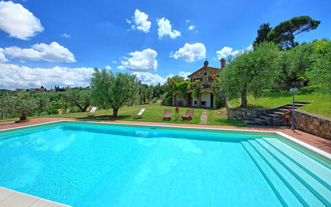 Villa Ulivi: Water, Lucht, Wolk, Eigendom, Zwembad, Fabriek, Gebouw, Azure, Boom, Schaduw