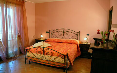 Villa Saida: Slaapkamer, Bed, Meubilair, Kamer, Laken, Bed Frame, Eigendom, Bedding, Interieur Ontwerp, Verdieping