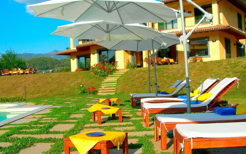 Villa Saida: Toevlucht, Eigendom, Paraplu, Buitenmeubels, Vrije Tijd, Ligstoel, Gebouw, Tafel, Vakantie, Huis