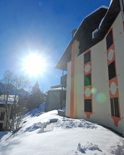 Madonna di Campiglio 1: Winter, Freezing, Gebouw, Helling, Huis, Sneeuw, Zonlicht, Huis, Dak, Bergketen