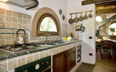 La Capinera: Countertop, Kamer, Eigendom, Keuken, Gebouw, Tegel, Cabinetry, Interieur Ontwerp, Meubilair, Wastafel