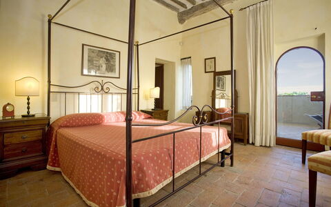 La Loggia 13: Slaapkamer, Bed, Meubilair, Kamer, Eigendom, Bed Frame, Laken, Interieur Ontwerp, Gebouw, Bedding