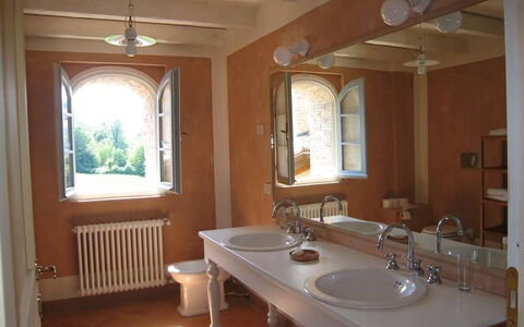 La Cenerara: Kamer, Wastafel, Eigendom, Badkamer, Gebouw, Interieur Ontwerp, Meubilair, Verdieping, Loodgieterswerkinrichting, Huis
