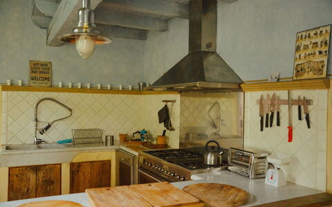 La Cenerara: Keuken, Flooring, Hout, Interieur Ontwerp, Countertop, Toestel Van De Keuken, Verdieping, Plafond, Fornuis, Meubilair