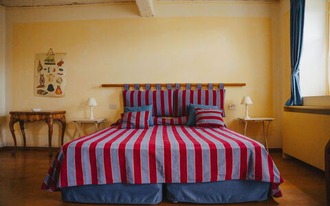 La Cenerara: Meubilair, Slaapkamer, Hout, Bed, Interieur Ontwerp, Flooring, Bedding, Verdieping, Textiel, Laken