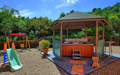 Casa Scopeti: Openbare Ruimte, Vrije Tijd, Speelplaats, Huis, Boom, Backyard, Dak, Onroerend Goed, Schaduw, Kamer