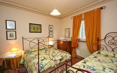 Santo Agostino Glicine: Slaapkamer, Kamer, Bed, Meubilair, Eigendom, Laken, Bed Frame, Bedding, Interieur Ontwerp, Onroerend Goed
