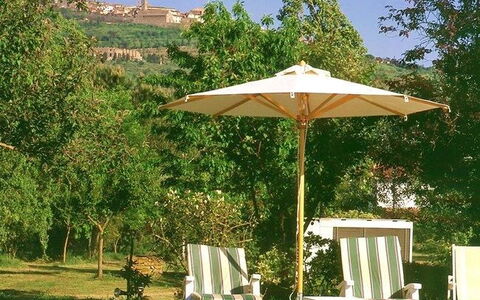 San Pietro: Paraplu, Schaduw, Canopy, Tafel, Boom, Lucht, Modeaccessoire, Meubilair, Gras, Onroerend Goed