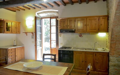 Ciclamino: Cabinetry, Meubilair, Gootsteen, Eigendom, Countertop, Tafel, Hout, Wastafel, Venster, Keuken