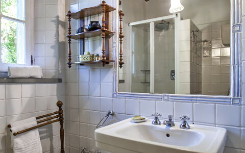 Vittoria: Badkamer, Kamer, Eigendom, Interieur Ontwerp, Gebouw, Architectuur, Loodgieterswerkinrichting, Wastafel, Huis, Meubilair