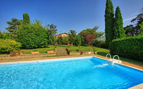 Casale Giulio: Zwembad, Eigendom, Natuurlijk Landschap, Vrije Tijd, Onroerend Goed, Water, Huis, Landgoed, Gras, Huis