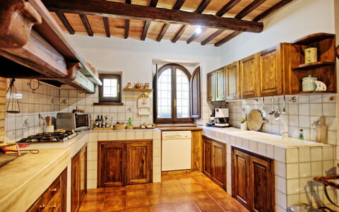 Casale Giulio: Countertop, Kamer, Eigendom, Keuken, Gebouw, Meubilair, Cabinetry, Interieur Ontwerp, Huis, Plafond