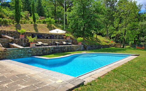 Villa Margherita: Zwembad, Eigendom, Gras, Backyard, Vrije Tijd, Onroerend Goed, Huis, Landgoed, Werf, Gazon
