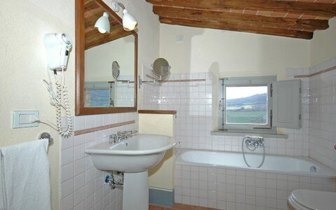 Brunello: Badkamer, Eigendom, Kamer, Gebouw, Huis, Interieur Ontwerp, Bad, Verdieping, Tegel, Onroerend Goed