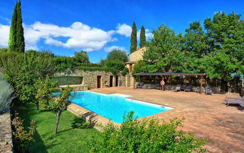 Brunello: Fabriek, Lucht, Water, Wolk, Eigendom, Gebouw, Azure, Plantkunde, Boom, Zwembad