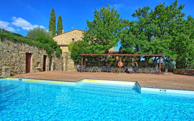 Brunello: Water, Lucht, Fabriek, Wolk, Eigendom, Gebouw, Zwembad, Blauw, Azure, Natuur