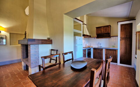 Fornacino: Tafel, Meubilair, Hout, Woonkamer, Stoel, Keuken, Flooring, Verdieping, Beits