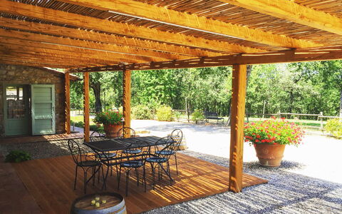 San Donato: Hout, Flooring, Meubilair, Schaduw, Verdieping, Beits, Hardwood, Outdoor Structuur, Straal, Tuin