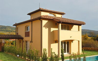 Exterior view of the house and swimming-pool