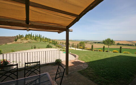 San Donnino: Eigendom, Schaduw, Onroerend Goed, Veranda, Gras, Huis, Architectuur, Landschap, Gebouw, Dak