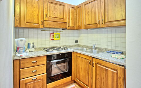 Certaldo: Countertop, Cabinetry, Kamer, Eigendom, Keuken, Meubilair, Geel, Onroerend Goed, Gebouw, Huis