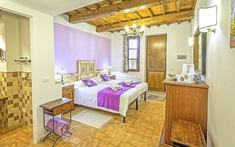 Villa Amadeo: Kamer, Eigendom, Meubilair, Interieur Ontwerp, Slaapkamer, Gebouw, Suite, Purper, Bed, Geel