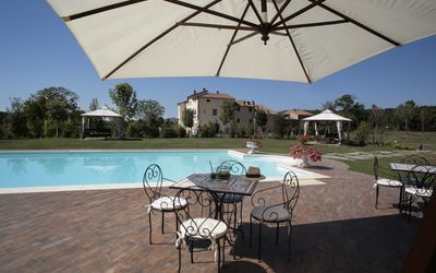 Santamargherita: Eigendom, Zwembad, Onroerend Goed, Gebouw, Huis, Vakantie, Patio, Huis, Schaduw, Meubilair