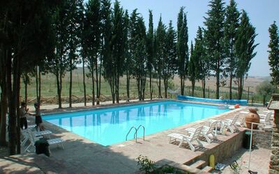 Aia Vecchia Di Montalceto: Water, Eigendom, Zwembad, Lucht, Azure, Schaduw, Boom, Zwemwater, Fabriek, Vrije Tijd