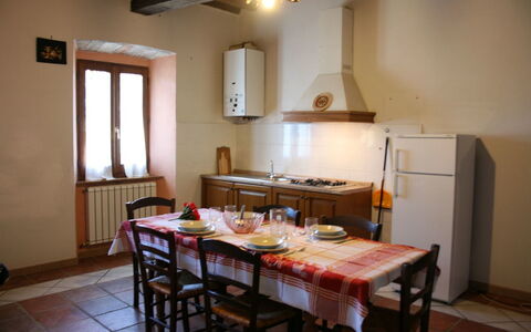 Fattoria le Chianacce: Kamer, Eigendom, Meubilair, Gebouw, Eetkamer, Interieur Ontwerp, Tafel, Plafond, Verdieping, Huis