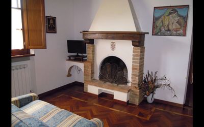 Selene: Haard, Fireplace, Steenoven, Kamer, Eigendom, Houtkachel, Verdieping, Woonkamer, Houten Vloer, Hardwood