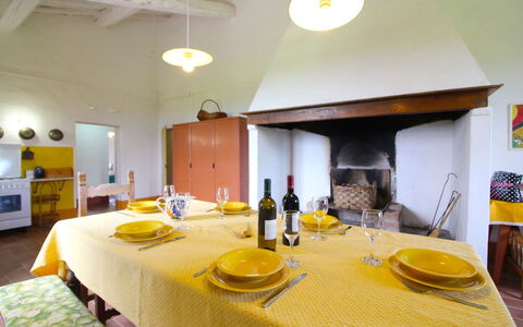 Santa Vittoria: Geel, Kamer, Eigendom, Interieur Ontwerp, Meubilair, Gebouw, Tafel, Huis, Eetkamer, Onroerend Goed