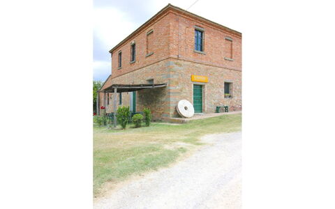 Santa Vittoria: Eigendom, Gebouw, Fabriek, Venster, Land Lot, Helling, Gras, Onroerend Goed, Wolk, Huis