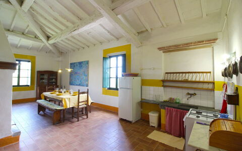 Santa Vittoria: Kamer, Gebouw, Eigendom, Interieur Ontwerp, Geel, Huis, Meubilair, Plafond, Onroerend Goed, Verdieping
