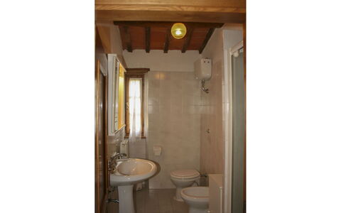 Pozzonovo: Hout, Wastafel In De Badkamer, Flooring, Verdieping, Loodgieterswerkinrichting, Wastafel, Interieur Ontwerp, Badkamer, Deur, Kamer