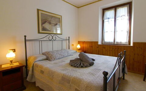 Villa Alabastro: Slaapkamer, Bed, Meubilair, Kamer, Eigendom, Bed Frame, Laken, Matras, Verdieping, Muur