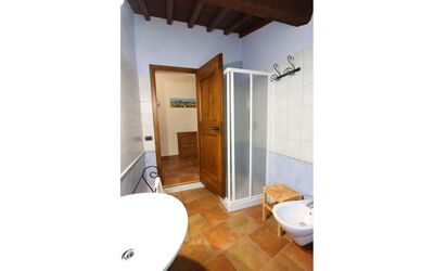 Nibbio: Loodgieterswerkinrichting, Kraan, Eigendom, Wastafel, Badkamer, Toilet, Gebouw, Wastafel In De Badkamer, Deur