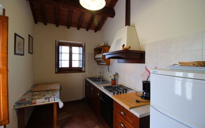 Poiana: Cabinetry, Meubilair, Eigendom, Countertop, Venster, Gebouw, Hout, Keuken, Lade, Verlichting