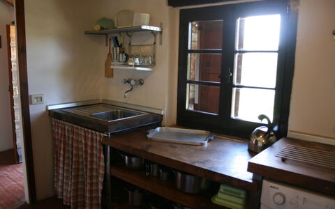 Agriturismo Bevignano: Kamer, Eigendom, Meubilair, Gebouw, Huis, Countertop, Cabinetry, Tafel, Keuken, Hardwood