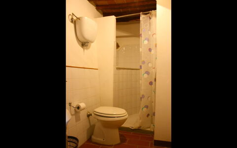 San Eusebio: Badkamer, Eigendom, Kamer, Toilet, Loodgieterswerkinrichting, Wc Bril, Bidet, Wastafel In De Badkamer, Muur, Architectuur