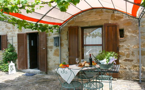 San Eusebio: Fabriek, Gebouw, Venster, Eigendom, Tafel, Schaduw, Blad, Deur, Stoel, Hout