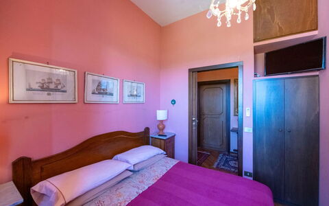 Casa Grion: Muur, Interieur Ontwerp, Verdieping, Slaapkamer, Deur, Roze, Bed, Appartement, Laken, Bed Frame