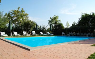 Casa Grion: Water, Lucht, Fabriek, Eigendom, Zwembad, Azure, Boom, Schaduw, Gras, Vrije Tijd