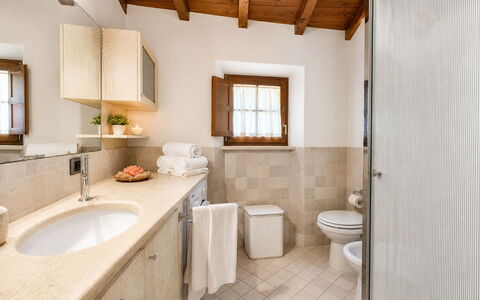 Pieve di Sant Ippolito: Flooring, Interieur Ontwerp, Verdieping, Loodgieterswerkinrichting, Wastafel, Plafond, Huis, Kraan, Verlichting, Badkamer