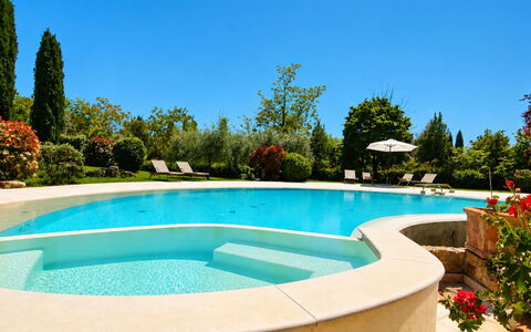 Pieve di Sant Ippolito: Heuvel, Zwembad, Bergketen, Buitenmeubels, Eco Hotel, Flagstone, Toevlucht, Ridge, Landscaping, Tropen